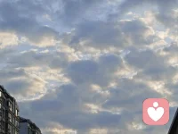 不以物喜，不以己悲❤️
它不是没有情绪，而是不被情绪牵着跑——像看云飘过天空，你知道自己是天空，不是那朵变幻的云。☁️

当好事发生，能享受却不沉迷；遇到挫折，允许自己难过却不陷入绝望。这需要一种温柔的自我觉察：此刻我生气了，但我不是“愤怒本身”；我难过了，但这份感受会过去。

真正的平静不是封锁情绪，而是像天空接纳每一片云朵——云☁️会来，也会走，但我们知道自己始终是那片深邃而广阔的天空。这种内心的开阔，就是我们能给自己最好的自由。配图