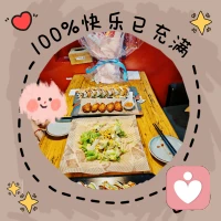 🌞嗝儿~真舒坦！吃饱了往那儿一靠，感觉全世界都温柔了。肚子撑得圆鼓鼓，像揣着个小太阳，热乎乎地从心口暖到指尖。

那些乱七八糟的烦心事儿，这会儿都像灶台上的油烟，被这顿饱饭给冲散了。原来幸福可以这么简单——就是饿的时候有碗热乎饭，累的时候有个踏实觉。日子嘛，不就是这一餐一饭堆起来的踏实感么？

这会儿看什么都顺眼，连窗外路灯的光都显得特别暖。摸摸肚子，忍不住傻乐：真好，今天又被食物好好治愈了一回。明天的事儿明天再说，今晚就先守着这份饱足，做个好梦。配图