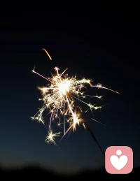 你知道最累的是什么吗？不是加班到深夜，也不是一个人扛所有事。

是早上照镜子，突然认不出里面的自己。那个眼睛发亮的女孩，好像被留在很久以前的某一天了。

昨天我蹲在路边吃煎饼，酱汁滴到白鞋上。没急着擦，反而笑了。这不就是生活最真实的样子吗？有点狼狈，但热气腾腾。我们都在路上弄丢过自己，这没关系。重要的是，你还会为煎饼的香气停下脚步，还会在酱汁滴落时笑出声。

那个发光的你，从来不需要“找回来”。她只是等你转身，说一声：“嗨，我准备好和你一起往前走了。”配图