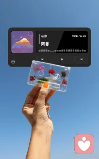 你说“哪怕全世界与我为敌，至少你懂我”——那种被稳稳接住的安全感，被完全接纳的爱情，成为心灵深处那个最渴望的部分，

而我懂什么呢？

就算天底下人都冲我翻白眼，还好有你懂我那些拧巴和傻气。不是什么大道理，而是细微生活里点点滴滴，原来啊～最珍贵的不在远方，生命哪有那么多惊天动地。

我眼中的你，就是在这些笨拙又认真的平凡瞬间里，发着微光的。够了，这就够了。