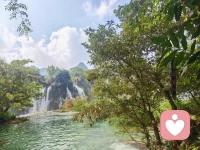 今天立春，我们把新一年的开始放进春天的起点里！

咬春萝卜嘎嘣脆，那股子辣劲儿冲上来，昏沉的脑袋一下子醒了——好像把冬天积的闷气都咬碎了。老话说“立春要躲春”，其实不是躲晦气，是给心里那份躁动腾个地儿，让生机慢慢涨起来。

严寒已尽，万事可期！配图