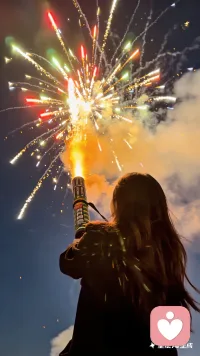 烟花🎇 饺子🥟旺火🔥

你听，窗外噼里啪啦的，鞭炮声一阵接一阵。家里热气腾腾的，把旧年的烦心事都赶跑，新年的钟声已经响啦。