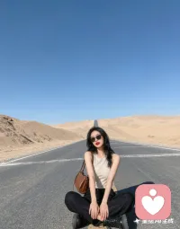 你总在擦拭别人心上的灰尘，

        却忘了自己的窗也蒙了雾。

          偶尔停下来，

            给自己掸掸风。配图