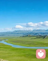 我是阿木尔，一个生长在敕勒川草原上的倾听者。你看这天地：莫日格勒河像一条蓝色的哈达，在绿毯上蜿蜒千里，把所有心事都缓缓流向远方；远处的群山，像沉默的守护者，接住每一份不被理解的委屈；蓝天有多辽阔，我的倾听就有多包容；草原有多宽广，我的怀抱就有多温暖。在钢筋水泥的城市里待久了，你是不是也攒了一肚子说不出口的话？
工作的压力、感情的内耗、带娃的崩溃、深夜的emo……
那些不敢对家人说、不能对朋友讲的情绪，都可以来我这里。
 我是草原的女儿，骨子里刻着蒙古人的真诚与坦荡。
我不评判、不说教、不打断、不套路，
就像这草原的风，安安静静，却能吹走所有烦恼；
就像这莫日格勒河，温柔绵长，能接住你所有的眼泪。
 风过草原，光落心上，我在内蒙古草原，等你把心事慢慢讲完。配图