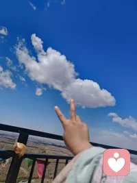 “大自然的空气真新鲜”

你也很喜欢亲近大自然是不是呀？

在脚下的每一步里，她都在静静的感受自己内心

目之所及，皆为星辰

心之所向，即是花开万里

来给琐碎的生活比个✌🏻配图