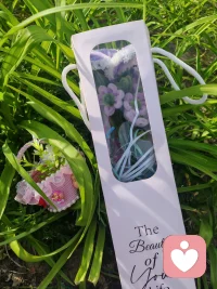做花🌸的人把心意揉进每一片花瓣，而收花的我在阳光下捧着它，就像捧着一整个夏天的诚意。送的人没计较花了多少时间，收的人也没去想值不值得，可就在这来来回回之间，温暖悄悄生了根。

温暖从来都是双向的。她做花时想着我，我收到时念着她——这份心意就完成了它的传递。青草被晒出一种好闻的味道，和这个手工花的心意交织在一起。真正的价值从来不在东西本身，而在给出去的那个瞬间。

下午的太阳暖暖的，心里暖暖的！🌞配图