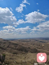 赋淡然小诗一首:
天际晴云舒复卷，庭中风絮去还来。
人生自在常如此，何事能妨笑口开？

“自在”二字，是这首小诗的魂。云舒卷由它，絮去来由它，就像日子里的顺逆、聚散，都由它。不去硬拧着，也不去死死抓着。这不是躺平，是真正从心里长出的开阔。

云会卷，但它也还会舒开。絮会去，但它也还会回来。苦会来，但它也还会走。