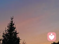 把每一个向内攻击自己的矛头都变成自爱的防御盾

不评判，不指责，把安全感给到自己丰盈的内心

你的一切都值得被温柔抱持配图