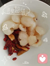 周末的一天，陪孩子，陪自己

红枣➕荔枝➕枸杞

荔枝去皮去核，红枣去核，外加一把枸杞

调味夏日小饮品，奈斯！配图