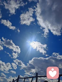 人生从来不是一条笔直的轨道，而是一片可以肆意奔跑的旷野。不必困在别人定义的刻度里，不必任由他人熄灭你眼里的光。
 
试着抬头看看吧，白云在蓝天里舒展，草木在山野里生长，晨光会破开云层，日照金山终会为你亮起。你不必活成标准的模样，只要愿意迈开脚步，就能与风赛跑，找回那个鲜活又自由的自己。
 
风一直在等你，旷野也一直在等你。