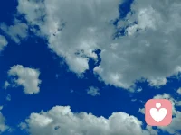 在风起云涌里，看见云的来处、风的去向。

心如天空，任云卷云舒，却始终清明澄澈。

就像这片蓝天，任凭云朵来去，它始终是它自己。

是这份“不被云带走，不被风吹散”的清醒。