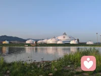 《当我内心足够强大》
维吉尼亚·萨提亚
当我内心足够强大——
你指责我，我感受到你的受伤；你讨好我，我看到你需要认可。
你超理智，我体会你的脆弱和害怕；你打岔，我懂得你如此渴望被看到。
当我内心足够强大——
我不再防卫，所有力量在我们之间自由流动。
委屈、沮丧、内疚、悲伤、愤怒、痛苦，当它们自由流淌，我在悲伤里感到温暖，在愤怒里发现力量，在痛苦里看到希望。
当我内心足够强大——
我不再攻击。我知道，当我不再伤害自己，便没有人可以伤害我。我放下武器，敞开心。
当我的心柔软起来，便在爱和慈悲里，与你明亮而温暖地相遇。
原来，让内心强大，我只需要看到自己：
接纳我还不能做的，欣赏我已经做到的，
并且相信，走过这个历程，终究可以活出自己、绽放自己配图