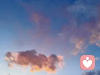 岁月无声碾过朝夕长短
抓不住流云，留不住过往

任凭流年静静漫过身旁
花开不由人，落瓣随风散场

人间清醒不过当下，暖一点，柔一点
允许自己停留在自己最自然的状态配图