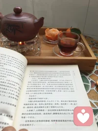 婚姻与生活，是一场能量守恒。
越想攥住所有美好，天平越会倾斜。

我们贪心的想要一切——
热烈的自由与踏实的归属，
亲密的缠绕与舒适的距离，
被妥帖安放的脆弱与永远不被限制的飞翔。

可生活的物理学很公平：
这里多取一点，那里便需放下一些。

腾不出手接住新的礼物，除非你先松开一些紧握的过去。

所谓智慧，或许并非战胜这种守恒，而是学会欣赏自己天平上的风景。

当我选择让家的砝码落得更稳时，远方的风便成了窗外的歌谣。 这种交换，心甘情愿。

不贪全，而得安。配图