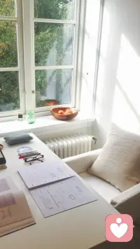 有时候真想关掉手机，消失几天。可转念一想，房租要交、工作要赶、父母在等电话，连崩溃都要挑个合适的时间。成年人的世界，连难过都得分场合。配图