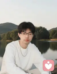 我最近好像很爱这种“没用”的时刻。比如把洗好的衣服叠得方方正正，比如听雨声发一下午呆，比如明明有回复键却选择不点。以前总觉得人要在人群里才安全，现在才懂，能把自己安顿好，才是顶级的自洽。世界很吵，但我的这一平米，风是静的。配图