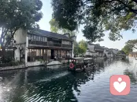 浔溪悠悠，古巷深深。在南浔慢度时光，听流水，看摇船，让水乡温柔，抚平俗世万千心绪。