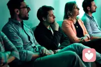 爱上一个人，恋上一座城

一、以人定城：当一个人成为整座城的“人文地标”
爱最初是排他且具体的。遇到那个人前，城市只是地理课本上的名字、新闻里的经济数据、地图上冰冷的线条，我与它礼貌疏离。你的出现，改变了一切——你成了我进入这座城的唯一理由。火车站的出站通道，因知道尽头有你等待，成了通往庆典的红毯；街头陌生的方言，因你的讲解，成了最动听的音乐；嘈杂的市声、迷乱的街巷，因你生活其中，被赋予秩序与意义。城市的一切，开始以你为圆心重新排列：你楼下便利店的热豆浆，是全世界最好喝的早餐；你抱怨拥堵的老街，在我眼里满是烟火气；就连灰蒙蒙的天，也因你说“这样才有故乡的感觉”而别具韵味。我以爱之名，将整座城划定为你的情感附属与“我们”的记忆飞地。我的每一次抵达，都像手持一份以你为签证的通关文书，坦然走进你的世界。

二、记忆锚点：城市空间的情感编码
心理学研究表明，情绪是记忆的强效黏合剂。与你有关的场景，会被大脑标记为“高情绪唤醒事件”，与城市空间深度绑定，形成独特的“爱情地图”。比如：巷口的梧桐树下，你说“等我”，从此每片落叶都像一句承诺；江边的码头，我们分享耳机听同一首歌，此后每个黄昏的江面，都流淌着熟悉的旋律；社区小公园的长椅，你第一次说“我喜欢你”，于是那片树荫成了我的“幸福坐标”。这些空间不再是物理地点，而是情感的存储器。城市的经度纬度，被我们的故事重新测绘，变成布满“记忆锚点”的情感网络。走在街头，不是用眼睛看建筑，而是用心灵“读”藏在砖瓦里的往事。

三、自我延伸：城市成为“我们”的身份载体
心理学家阿伦森提出，亲密关系会让个体将对方纳入自我概念，从“我”变成“我们”。爱上一个人后，其所在城市也会被纳入“自我延伸系统”，成为身份的一部分。我开始关注你城市的天气预报，不是关心天气，而是担心你是否添衣；我学习你城市的方言俚语，不是为融入本地，而是想更贴近你的表达方式；我研究你城市的历史掌故，不是对人文感兴趣，而是想走进你的成长背景。这种“自我延伸”让城市从“你的城市”变成“我们的城市”，从地理概念升华为心理归属。我不再是过客，而是与你共享一片天空的“自己人”。

四、后效应：当人离开，城市依然是记忆的容器
有时关系会结束，但城市不会消失。那些“记忆锚点”依然存在，变成“情感遗址”。独自走过曾一起逛的商场，会想起你试穿衣服时的笑容；路过常去的餐厅，会下意识找你喜欢的靠窗座位配图