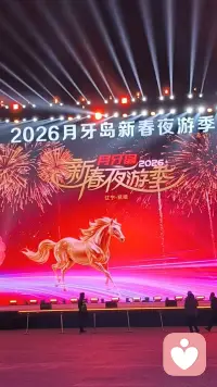 恋爱脑更难得——人间清醒是看透关系后的自我保护，是理性的选择；而恋爱脑是抛开利弊、不惧伤害的真心交付，是敢把软肋交给对方的勇气，这份纯粹的赤诚，在权衡利弊的成人世界里更稀缺。

当然这份难得，前提是遇到懂得珍惜的人，否则只是一场自我消耗。配图