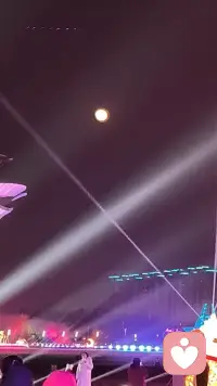 在亲密关系里，我们常常会遇到似曾相识的困境：明明很在意对方，却总用伤害的方式沟通；明明渴望靠近，却下意识保持距离；明明想要安全感，却不断推开真正在乎自己的人。从心理学视角来看，亲密关系中的情绪与行为，往往是内心需求、过往经历与内在安全感的外在呈现，很多矛盾的根源，并不是彼此不合适，而是未被看见的情绪、未被满足的需求、未被疗愈的不安。

很多人在关系里追求完美，期待对方满足自己所有的期待，却忽略了每个人都有局限与脆弱。当期待落空，就容易产生失落、愤怒、焦虑等情绪，进而引发争吵与疏离。其实，亲密关系的核心，不是改变对方，而是理解自己、接纳对方，学会用成熟的方式表达需求、处理冲突。高质量的心理倾听，正是帮助我们梳理情绪、看见需求、化解隔阂的重要方式，在安全的陪伴中看见内心，在深度的理解中修复关系。

一段稳定的亲密关系，需要两个人共同努力：多一点倾听，少一点指责；多一点包容，少一点计较；多一点共情，少一点自我。真正的爱，是允许对方做自己，是在情绪来临时稳稳陪伴，在困难出现时携手面对。关系最好的状态，是彼此安心、彼此信任、彼此滋养，在陪伴中治愈，在理解中长久。

愿我们都能在亲密关系中认清内心，学会爱与被爱，拥有踏实的陪伴、真诚的沟通、长久的温暖，在感情里被温柔以待，被真心守护。配图