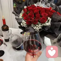 1. 好的亲密关系，是彼此安心，不是互相较劲。

2. 爱不是改造对方，而是允许两个人都做自己。

3. 亲密关系里，先稳住自己，再靠近彼此。

4. 真正的靠近，是看见情绪，不评判对错。

5. 舒服的关系：不讨好、不勉强、不内耗。配图