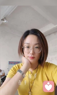 这世间有太多人习惯了“说”，却忘了“听”有多重要。而我愿做那个守着温暖角落的人，用倾听接住每一份脆弱，用耐心抚平每一道褶皱。因为我始终相信，当有人愿意停下脚步，认真听你说话时，那声“我在”，就是治愈世界最好的回响。