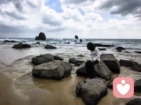 有没有感觉时光匆匆，日子就像一条河，我们每天都在里扑腾。有时候难免呛水，难免疲惫。
     别忘了，我们不仅可以学会游泳，甚至可以为自己造一艘稳稳的小船，慢慢地成为能为家人遮风挡雨的一片港湾，不只是自己开了心门。