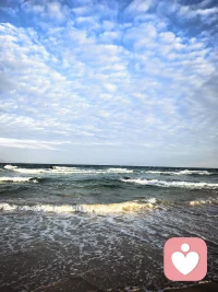 有没有感觉时光匆匆，日子就像一条河，我们每天都在里扑腾。有时候难免呛水，难免疲惫。
     别忘了，我们不仅可以学会游泳，甚至可以为自己造一艘稳稳的小船，慢慢地成为能为家人遮风挡雨的一片港湾，不只是自己开了心门。