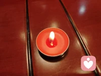 这一点烛火，是黑暗里的光，也是心里的暖。配图