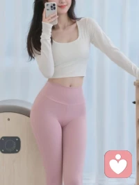 与情绪不稳者相处：划清边界，保持温暖

情绪不稳者的世界像雷阵雨，你无法阻止闪电，但可以学会在雨中撑伞。

核心守则：做“情绪消防员”，而非“情绪燃料”

1. 先护己，再助人
当对方情绪爆发时，先问自己：“我现在安全吗？”情绪风暴会传染，戴上你的“心理口罩”。短暂离开不是冷漠，而是为了更清醒地回来。

2. 听懂潜台词
“我恨你”常意味“我感到被抛弃”
“你走吧”常意味“请证明你在乎”
听懂情绪背后的求救信号，而非仅表面言辞。

3. 设限有技巧
• “我愿意倾听，但需要在平静时”
• “我可以陪你，但无法凌晨三点接电话”
• “我理解你痛苦，但我的决定不变”

4. 简单回应术
• “听起来你现在很难受”
• “我们暂停15分钟再谈”
• “我能做什么让你感觉好些？”

真正的强大，是身在风暴边缘，仍能保持内心晴朗。

最终记住：你是他人情绪世界的访客，而非管理者。点亮自己的灯，不替他走黑暗的路，才是最深的理解。