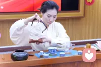 喝的是茶走的是心，浮沉皆过往，茶香抚人心，一杯清茶，修心养性❤️配图