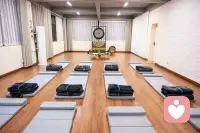 心有所安，便是归处。
一间疗愈茶馆，不只是喝茶歇脚的地方，更是安放情绪、抚慰人心的小天地。

我常在线上做倾听与陪伴，不为别的，只愿以一颗向善之心，多接住一份迷茫，多温暖一段孤独。
能被人信任、被人依靠，便是我最踏实的幸福。

愿每一个疲惫的灵魂，都能在这里被温柔以待，
静心、疗愈、重启，再从容走向生活。

善德檀易理疗愈茶馆
以茶静心，以心疗愈配图