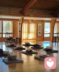 心有所安，便是归处。
一间疗愈茶馆，不只是喝茶歇脚的地方，更是安放情绪、抚慰人心的小天地。

我常在线上做倾听与陪伴，不为别的，只愿以一颗向善之心，多接住一份迷茫，多温暖一段孤独。
能被人信任、被人依靠，便是我最踏实的幸福。

愿每一个疲惫的灵魂，都能在这里被温柔以待，
静心、疗愈、重启，再从容走向生活。

善德檀易理疗愈茶馆
以茶静心，以心疗愈配图