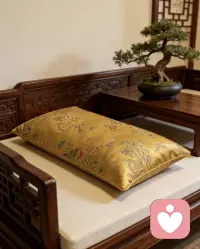 清晨被阳光唤醒，不是被闹钟惊醒～
昨晚枕着沉香枕入睡，淡淡的天然香气温柔又安神，躺下就放松，一夜睡得安稳又踏实，晨起肩颈不酸、头脑清爽，整个人都轻盈了，好睡眠真的太养人❤️