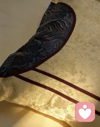 清晨被阳光唤醒，不是被闹钟惊醒～
昨晚枕着沉香枕入睡，淡淡的天然香气温柔又安神，躺下就放松，一夜睡得安稳又踏实，晨起肩颈不酸、头脑清爽，整个人都轻盈了，好睡眠真的太养人❤️