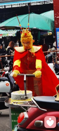 现在的世界是个错乱的时代，
你看齐天大圣硬被拉去推磨了！
合理吗？
但他合适，
吸引了大家的注意。
我们每个人也一样，
也都存在许多不同的问题，
怎么解决呢？
还是回归第一性原则，
用发展的，人本的动态化去解决，
而不能一棍子打死，
直接就下定义框死。配图