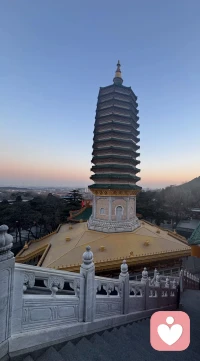 眼里有尺，量尽天下短处，则人间无可同行；
心中有镜，照见众生长处，则天下皆为我师；
度量山海，山海皆在囊中，
困于尘埃，尘埃便是天地。
人生本就是一场独行的旅程，不必执着于归期与答案，只需带着坦荡与从容，一步一步走下去。
天地为证，心之所向，便是归途。配图