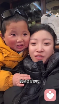 阿姐，我们还没分开就开始想念您了”，这一句，是藏在孩子眼里最纯粹的牵挂。
孩子的眼泪是最干净的，他的想念，是对阿姐最好的回应。配图