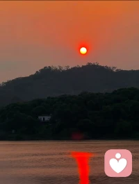 立夏风起，万物向阳，愿你以热忱赴山海，以从容渡日常，不负时光，不负自己。
六时吉祥！[微笑][咖啡][握手][玫瑰][合十]配图