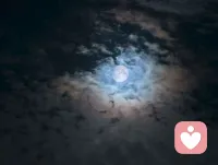 我有明珠一颗，
久被尘劳关锁。
今朝尘尽光生，
照破山河万朵。配图