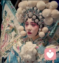 人间就是一座剧场，你我都是演员。今天演国王，明天演平民；此刻被赞美，下秒被批评。认真演好角色，但别把角色当成你。演员不会因为角色贫穷而真的痛苦，也不会因为角色富有而真的傲慢。生活同理：投入但不执着，努力但不被结果定义。戏会散，人常在。配图