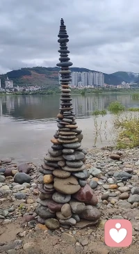 你认识一个人的时候多少岁，那这个人就在你眼里永远多少岁。
年少时认识的人，是彼此青春的收藏家。
年华辗转风霜改，故人依旧少年貌。
一别流年千万里，相逢犹记旧时年。配图