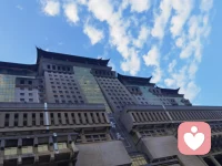 秋天的清晨，
风儿轻轻拂，
鸟儿欢欢飞，
云在空中踱着步……