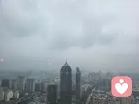 在不能喘息的间隙里，我想等等自己。 
我有意识地抚平海面上泛起的波浪，直至平静。  
我知道，不该因为欲念而丢弃最真的自己，那个一直追寻快乐、幸福的自己。  
未曾想这条路上的坎坷，却是从一开始就注定了的。  
我绕了很大很大的弯，走了很远很远的路，甚至在一个地方徘徊再徘徊，不肯罢休。  
直到有一天才发现，原来唯一等待着的仍是另一个自己，一个更值得奔赴的自己…  配图