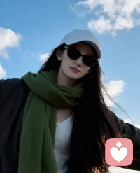 我们相望，不说话，也不开灯。黑暗里，眼睛倒是清亮了，看见的尽是些不宜在白日谈论的事——残破的、见不得光的、压在箱底发霉的。说出来，反倒轻了。

我们是彼此的罂粟，一口下去，就知道是毒，偏又贪那一点晕眩。也是彼此的记忆，那些好的坏的，都腌渍入味了，分不清是谁欠了谁。爱到这个份上，早没了清白，只剩下瘾。

睡过去的时候，是蜷着的，像两枚螺，各自躲在壳里，又挨得近。身体里有酒，是这些年一点一点酿的，不必喝，闻着就醉了。更深的地方，是海，黑沉沉地涌着，不声张，也不停歇。

月是红的，不知是血染的，还是火烧的。光落下来，罩着两个人，两枚螺，一片海。

这样的夜，我们不说永远。永远太干净，太清白，配不上这一身的人间烟火。配图