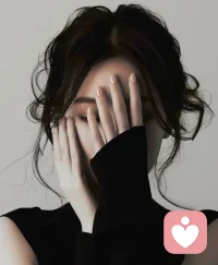 负债，其实是老天给我们最轻的惩罚。它没有让我们卧病在床，在医院的长廊里尝尽人间冷暖；没有让我们失去至亲，守着空荡荡的房子只剩悔恨；没有让意外夺走我们爱的人，留下这辈子都无法弥补的遗憾。负债带来的，不过是经济上的压力。是暂时的窘迫。是从云端跌落地面那一刻的痛感。这份痛，不是为了打垮你。是为了让你，学会低头。配图