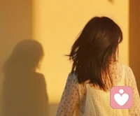 一天只能干一件重要的事情，是我对自己的认知。

再多就心有余力不足了，会干得烦闷，干得不着边际，干得委屈。

上班的时候，早起喝一杯咖啡，好像是从身体银行透支了精力一样，吊着一口气硬着头皮把活干完，有时候不用做创造性的工作，会觉得好一些，但是精神上会觉得枯燥，觉得人生没盼头，自己没有任何建树，会有危机感。

没上班以后，开始睡到自然醒，当然，熬夜也是熬得凶，一般醒来是中午，吃过饭以后为自己找个“正经事”干，就这样到晚上，又躺下。


可以说，生活总是从下午四点半开始的。

潜意识里总是要熬到这个点才感觉自由了，可以做自己想做的事情，或者想自己想要想的事情，不到这个点总是觉得有很多“正经事”等着自己去干，克制自己不要“胡思乱想”。

可是，谁定义的“正经事”，又是谁定义的“胡思乱想”，我直到今天才恍然大悟，做什么事情其实都需要从自身出发，我犯了一个很明显的错误，用他者的评价体系判定自己该做什么不该做什么，郁郁寡欢于时间精力总是不够用。


问题也在于，去探索自己想要做什么总是比不想做什么要艰难，要花费很多时间和精力，并且至今都无法明确、笃定地讲，我有自己的计划，我想要做什么。

光是让自己好好活着几乎就花光了所有的力气。


我不是一个电量很足的人。

经常情绪低落，真实性格也不讨喜，其实不是很喜欢主动，或许还称得上是拧巴的人。

我常常下定决心做一个极端的人，说话写字不再用“也许”“可能”“像是”，而是斩钉截铁地下结论、做选择，以龙卷风的心态席卷所有问题，吸走一切。

我做不到。

我只会在阳光明媚的下午坐在公园里看树上新发的嫩芽，听小鸟叽叽喳喳，看过往的人群，妄图获得自由的呼吸。


我常常装作是个电量很足的人。