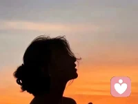 拒绝别人，从来都不是一个关于“别人”的问题，而是一个关于“自己”的问题。

你有没有过这样的经历：明明不想答应，却还是说了“好的”；明明内心在抗拒，脸上却挂着微笑；明明想说不，话到嘴边变成了“没关系”。

事后，你责怪自己不会拒绝，觉得自己太软弱、太讨好。

但真相是：你不是不会拒绝，你只是不知道如何做自己。

根本没有“拒绝别人”这回事，只有“精准地表达自己的需求”。

当你清晰知道自己想要什么，拒绝就不是一个需要鼓起勇气的动作，而是一个自然的结果。就像你知道自己要去东边，自然就不会往西走——这不是“拒绝西边”，而是“选择东边”。

问题是：我们大多数人，只知道自己不想要什么，却不知道自己想要什么。

为什么别人的需求会“伤害”你？

当你不知道自己想要什么时，别人的需求就成了你的“假想敌”。

你感觉被伤害，觉得别人的需求在压迫你、侵犯你、让你为难。

而别人的需求之所以力量那么大，是因为你在不断喂养它。

你的注意力不断放在别人的需求上——反复琢磨、纠结、抗拒——注意力就是能量，你越关注它，它就越强大，你受伤的感觉就越深刻。

就像一个黑洞：你不给它能量，它本就无法吞噬你。但你偏偏一直盯着它看，把自己的注意力全部投进去，于是它变得越来越大，直到将你吞没。

别人需求的“力量”，其实是你借给它的。配图