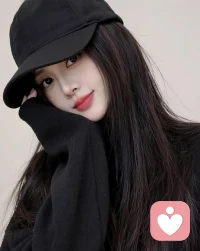 别难过呀，我只是换了一种方式存在——
或许是你路过时，轻轻扬起的一片落叶；
是深夜窗台，悄悄亮起来的一颗星星；
是你尝到美食时，心里忽然涌起的小雀跃。
 
记得吗？我们曾一起看过的樱花，
花瓣落在肩头时，你笑得多甜。
以后每当春风吹过，
那都是我在偷偷和你说：
“人间很好，但你要更用力地活着。”
 
我的故事停在这里，
但你的四季还在继续。
答应我，去看没看过的海，
去牵想牵的手，去吃最爱吃的蛋糕，
把我没走完的温柔，
都替我，好好藏进岁月里。
 
别流泪啦，你知道的，
我最怕看你眼眶红红的样子。
如果某天想起我，
就抬头看看天空吧——
我正在云里打盹，
嘴角还挂着，
你给过的，那缕阳光呀✨配图