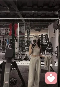 练了！拍了！

其实我也没想好要不要发这个视频…但还是发了吧，毕竟练了嘛，真的练了！ 
每次去健身房都像去见一个老朋友，虽然它总是让我喘不过气来～ 
我一开始连深蹲都不会做，腿抖得跟筛子似的，现在居然能做三组了！ 
不是我多厉害，是教练说：“你别怕，先动起来，肌肉会记住的。” 
我信了，就真信了！ 
诶？你们有没有那种感觉——练完一身汗，整个人轻飘飘的？ 
就像把烦恼都甩掉了，只剩下心跳和呼吸… 
有时候照镜子还会愣住，原来我也可以这样挺拔！ 
啊呀，有点不好意思说出口，但真的很开心！ 
这哪是健身啊，这是在悄悄爱上自己呀~